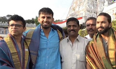 IPL 2026| சிஎஸ்கே அணியுடன் நாளை மோதல்... திருப்பதியில் சாமி தரிசனம் செய்த ஆர்சிபி கேப்டன்