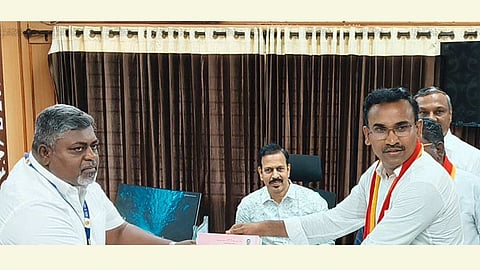 திருச்செங்கோடு தொகுதியில் தவெக வேட்பாளர் அருண்ராஜ் வேட்புமனு தாக்கல்
