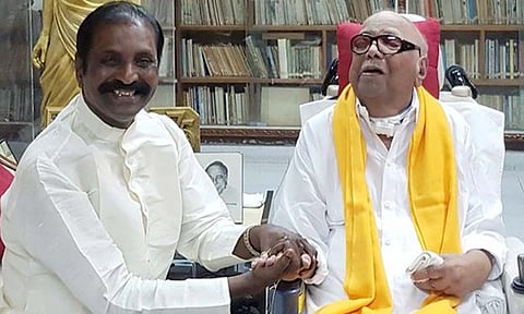 தந்தையை அவர் சிறையில் வைக்கவில்லை; சிறகில் வைத்திருந்தார் - கவிஞர் வைரமுத்து