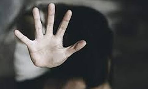 வீடு புகுந்து கத்தியை காட்டி மிரட்டி பெண் பாலியல் வன்கொடுமை- நிர்வாணமாக கட்டி போட்டு விட்டு மர்மநபர் ஓட்டம்