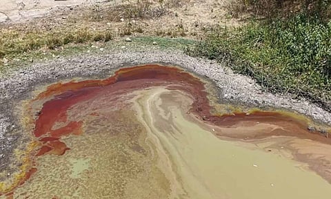 சந்தூர் ஏரி நீர் திடீரென சிவப்பு நிறமாக மாற்றம் : மக்கள் அதிர்ச்சி 