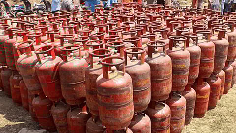 LPG Cylinder | குடோன்களில் நேரடியாக எல்.பி.ஜி. சிலிண்டர் விற்பனை செய்ய தடை