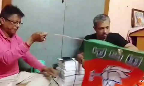 West Bengal: பாஜக 
பிரசார பொருட்களை தயார் செய்யும் தேர்தல் அதிகாரி  - வீடியோ வைரல் 