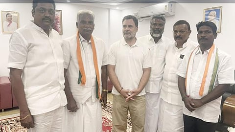 Puducherry Assembly Election| புதுச்சேரி விமான நிலையத்தில் காங்கிரஸ் போட்டி வேட்பாளர்களை சந்தித்த ராகுல் காந்தி- திமுக அதிர்ச்சி