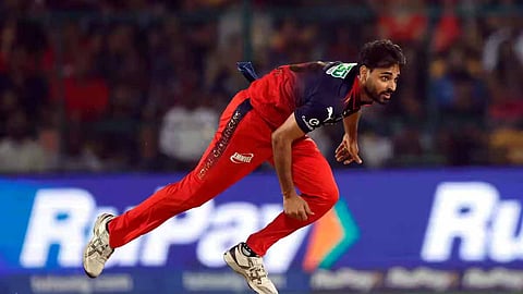 ஐ.பி.எல். கிரிக்கெட்டில் 200 விக்கெட்டுகள் வீழ்த்திய முதல் வேகப்பந்து வீச்சாளர்: புவனேஷ்வர் குமார் சாதனை