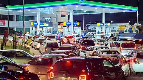 எரிபொருள் விலை உயர்வு எதிரொலி: பாகிஸ்தானில் இரவுநேர லாக் டவுன் அமல்