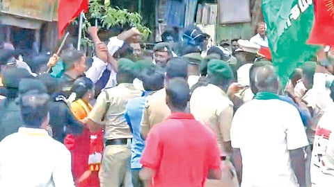 கூட்டத்தில் டி.வி.கே. என  கூச்சலிட்ட வாலிபரை சுற்றி வளைத்த நாம் தமிழர் கட்சி தொண்டர்கள்.