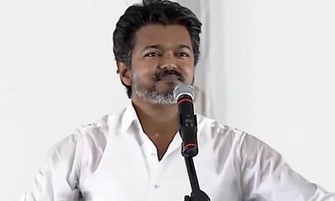 உங்கள் விஜய் நான் வரேன், விசில் அடிக்க ரெடியா?- நெல்லையில் பாட்டு பாடி வாக்கு சேகரித்த விஜய்