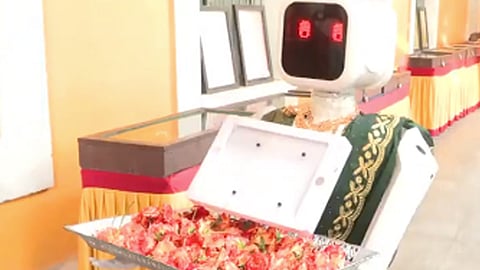 Puducherry Assembly Election| புதுவை வாக்காளர்களை பூ கொடுத்து வரவேற்ற ரோபோ