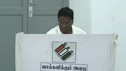 Puducherry Assembly Election| காங்கிரஸ், திமுக கூட்டணி ஆட்சி அமைக்கும்- வாக்களித்த பின் நாராயணசாமி பேட்டி