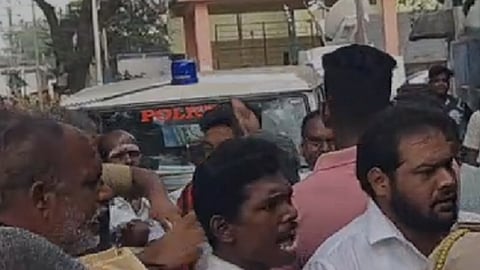 Puducherry Assembly Election| திருக்கனூர் வாக்குச்சாவடியில் பதட்டம்: காங்கிரஸ் - பா.ஜ.க. தொண்டர்கள் மோதல்