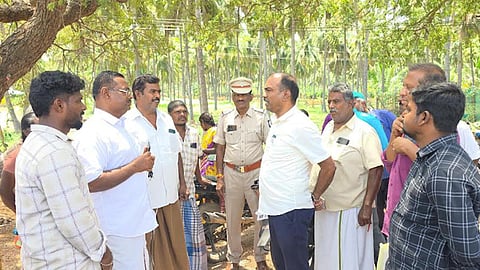 பனங்காட்டூர் ரேஷன் கடை விவகாரம்: பழைய கட்டிடத்திலேயே பொருட்கள் வழங்கக் கோரி பொதுமக்கள் வாக்குவாதம்