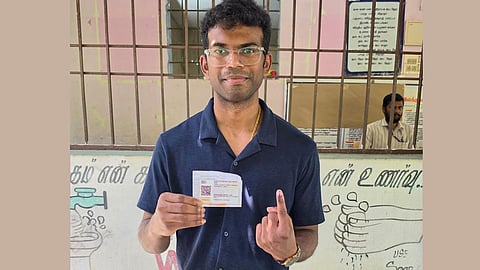 வாக்குப்பதிவு செய்த டாக்டர் பிரதீப்குமார்