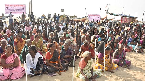 எல்லை கணக்கீடு செய்ய  கோரி புதுப்பட்டினம் மீனவ கிராம மக்கள் தேர்தல் புறக்கணிப்பு போராட்டம்