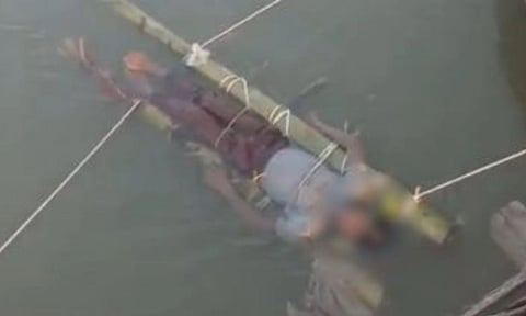 VIDEO: மந்திரவாதி பேச்சை கேட்டு பாம்பு கடித்த சிறுவனை 12 மணி நேரம் கங்கையில் மிதக்கவிட்ட பெற்றோர் - சிறுவன் பரிதாப பலி