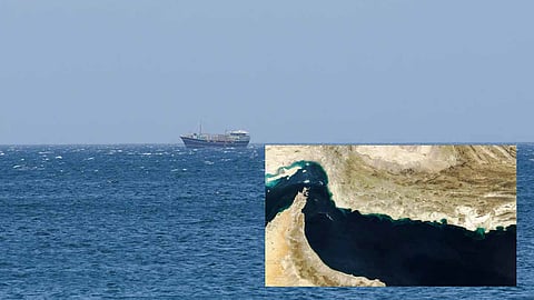 அமெரிக்காவின் இரண்டு போர்க் கப்பல்கள் ஹார்முஸ் ஜலசந்தியை கடந்து சென்றதா?- ஈரான் மறுப்பு