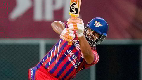 IPL 2026 | பவர்பிளேயில் 2 விக்கெட்டுக்கு 60 ரன்கள் சேர்த்த லக்னோ