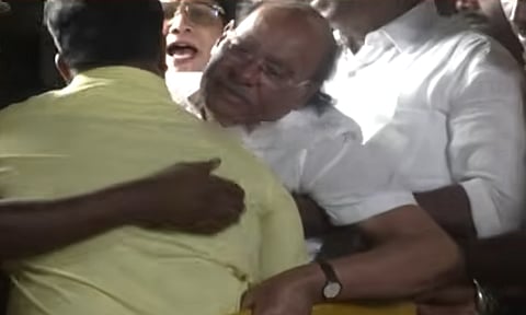 சேலத்தில் பரப்புரை மேடையிலேயே மயக்கம் போட்ட ராமதாஸ்!