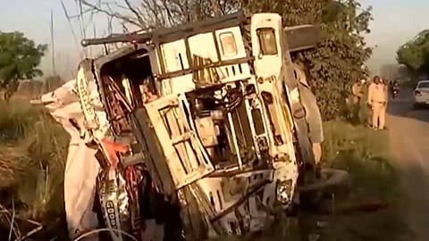 பஸ்- லாரி நேருக்குநேர் மோதல்: திருமணத்திற்கு சென்று திரும்பியபோது கோர விபத்து: மணமகனின் தந்தை உள்பட 6 பேர் பலி