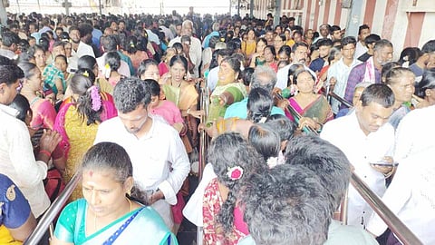 தமிழ் புத்தாண்டு: திருத்தணி- திருப்போரூர் முருகன் கோவில்களில் சிறப்பு வழிபாடு- பக்தர்கள் குவிந்தனர்