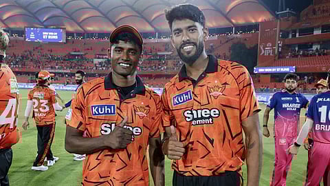 அறிமுக போட்டியிலேயே 4 விக்கெட்: சாதனை பட்டியலில் இணைந்த பிரபுல் ஹிங்கே, சகிப் ஹுசைன் | IPL 2026