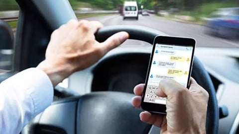 வாகனம் ஓட்டும் போது செல்போன் பயன்படுத்தினால் ரூ.1000 அபராதம்