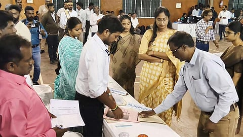 தேர்தல் அலுவலர்கள் தபால் வாக்குப்பதிவு - குன்னூரில்  மாவட்ட ஆட்சியர் ஆய்வு
