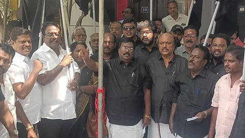 Delimitation| தொகுதி மறுவரையறைக்கு எதிர்ப்பு: புதுவையில் திமுக- கம்யூனிஸ்ட்டு நிர்வாகிகள் வீடுகளில் கருப்புக்கொடி