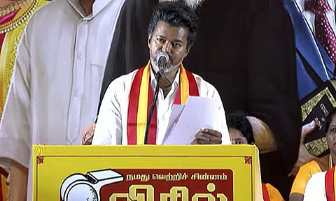 த.வெ.க தேர்தல் அறிக்கை: குடும்பத் தலைவிகளுக்கு ரூ.2500 உள்பட 10 அம்ச வாக்குறுதிகளை அறிவித்தார் விஜய்