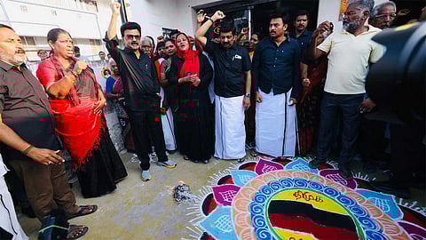 தொகுதி மறுவரையறை மசோதாவுக்கு எதிர்ப்பு - கருப்புக்கொடி ஏற்றி முதலமைச்சர் போராட்டம்