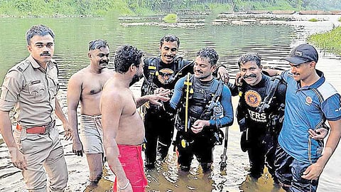 ஆற்றில் விழுந்த காதல் சின்னம் - மீட்டு கொடுத்த வீரர்களுக்கு நன்றி கூறிய வாலிபர்