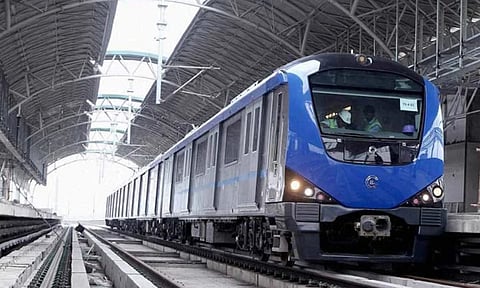 பயணிகள் கவனத்திற்கு: சத்தமாகப் பேசினால் ரூ.500 அபராதம்... சென்னை மெட்ரோவில் புதிய ரூல்ஸ்! 