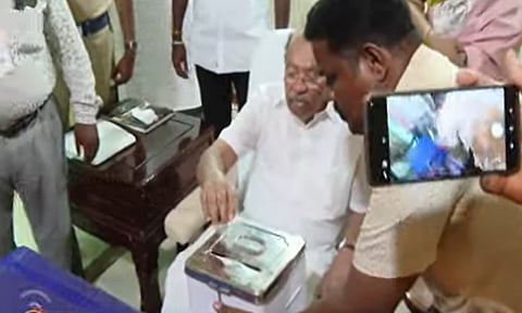 தைலாபுரம் இல்லத்தில் தபால் வாக்கு செலுத்தினார் பா.ம.க நிறுவனர் ராமதாஸ்