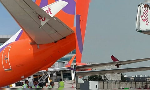 டெல்லி: ஓடுபாதையில் ஒன்றோடொன்று மோதிக்கொண்ட இரு விமானங்கள்