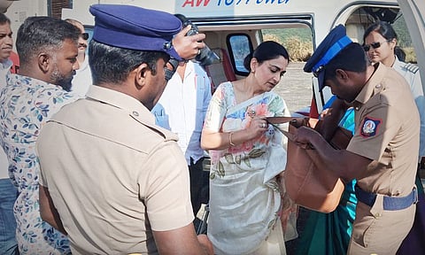 குஷ்பு சென்ற ஹெலிகாப்டரில் தேர்தல் பறக்கும் படையினர் சோதனை