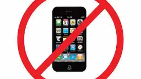 வாக்கு எண்ணும் மையத்திற்குள் முகவர்கள் செல்போன் கொண்டு வர அனுமதி இல்லை- மாவட்ட தேர்தல் அதிகாரி அறிவிப்பு