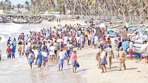 கோட்டக்குப்பம் அருகே மீனவர்கள் கடலில் இறங்கி போராட்டம்- தேர்தலை புறக்கணிப்பதாக அறிவிப்பு