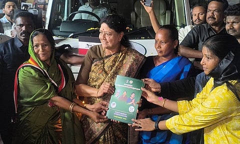 விவசாயிகள் கடன் தள்ளுபடி முதல் மகப்பேறு உதவித்தொகை உயர்வு வரை.. சசிகலா வெளியிட்ட தேர்தல் அறிக்கை