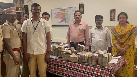 தாம்பரம் அருகே செம்பாக்கத்தில் உரிய ஆவணம் இன்றி கொண்டு செல்லப்பட்ட ஒரு கோடியே 2 லட்சம் சிக்கியது