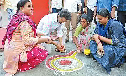 பெரம்பூரில் திடீர் விசிட்..!- பெண்களுடன் அமர்ந்து விசில் கோலம் போட்ட விஜய்