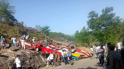 ஜம்மு-காஷ்மீரில் பேருந்து விபத்தில் 15 பேர் பலி: ஜனாதிபதி, உமர் அப்துல்லா இரங்கல்