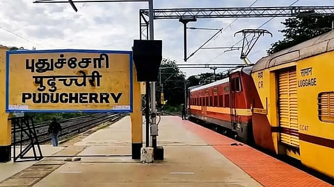 புதுச்சேரி ரெயில் நிலையத்திற்கு பிரமாண்ட முகப்பு அமைக்கும் பணி