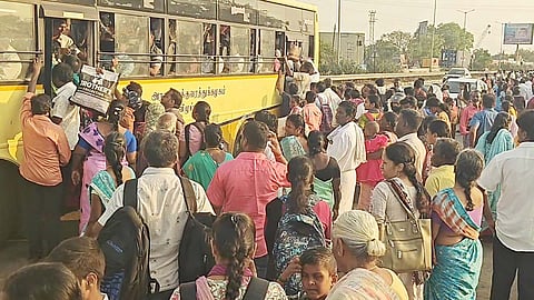 TN Assembly Election| போதிய பஸ்கள் இயக்கப்படாததால் கிளாம்பாக்கம் பஸ் நிலையத்தில் தவித்த பயணிகள்