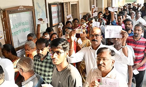 தமிழக சட்டசபை தேர்தல்: 6 மணி நிலவரப்படி மாவட்டம் வாரியாக பதிவான வாக்குகள் விவரம்...