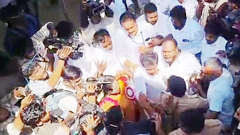 மயிலாப்பூரில் அடையாள அட்டை இல்லாமல் வாக்களித்ததாக சர்ச்சை: தி.மு.க.-பா.ஜ.க.வினர் வாக்குவாதம்