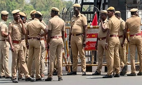 வாக்குச்சாவடிக்குள் நுழைய போலீசாருக்குத் தடை: தமிழக டிஜிபி அதிரடி உத்தரவு!