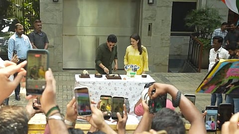 53வது பிறந்தநாளை கேக் வெட்டி கொண்டாடிய சச்சின்