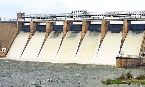 வைகையில் இருந்து மதுரை கள்ளழகர் திருவிழாவுக்கு தண்ணீர் திறப்பு- கரையோர மக்களுக்கு எச்சரிக்கை