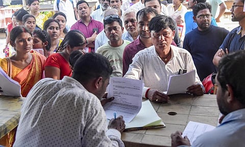 SIR: மேற்கு வங்கத்தில் 65 வாக்குச்சாவடி அதிகாரிகளே வாக்களிக்க முடியாத வினோதம்  - தலையிட மறுத்த 
உச்சநீதிமன்றம் 
