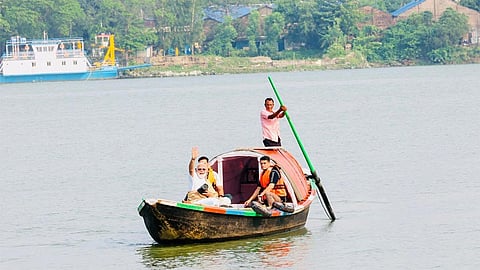 கொல்கத்தாவின் ஹூக்ளி நதியில் படகுப்பயணம் செய்த பிரதமர் மோடி